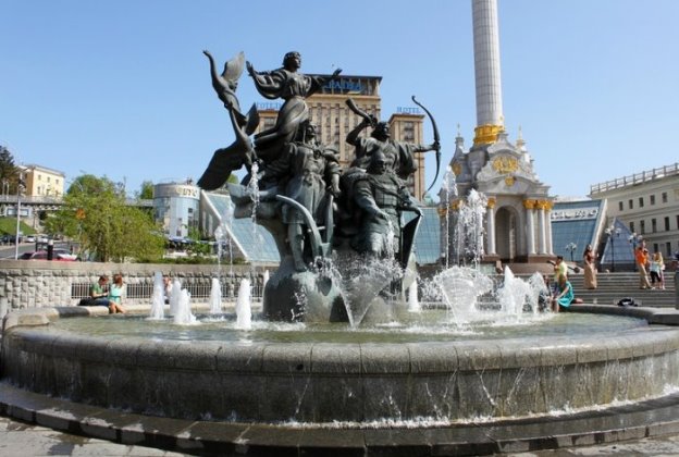 Пам'ятник засновникам Києва (на Майдані Незалежності) в Києві